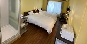 Desk, free WiFi, bed sheets - Hotel Shion no umi (Miyakojima)