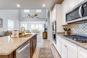 Jääkaappi, mikroaaltouuni, uuni, liesi