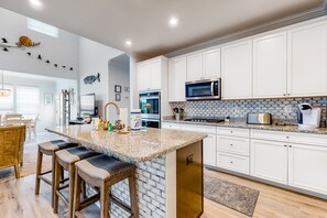 Jääkaappi, mikroaaltouuni, uuni, liesi