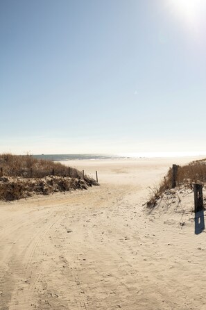 På stranden, liggestole, badehåndklæder