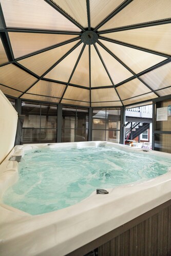9BR Luxury Ocean-Block, Sleeps 25, Jacuzzi Hot Tub for 6! EV Charger!