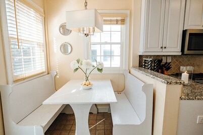 9BR Luxury Ocean-Block, Sleeps 25, Jacuzzi Hot Tub for 6! EV Charger!