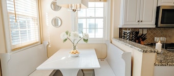 9BR Luxury Ocean-Block, Sleeps 25, Jacuzzi Hot Tub for 6! EV Charger!