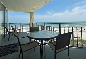 Outdoor dining - Surfmaster II 212 - Oceanfront in Garden City Beach, SC (Garden City)