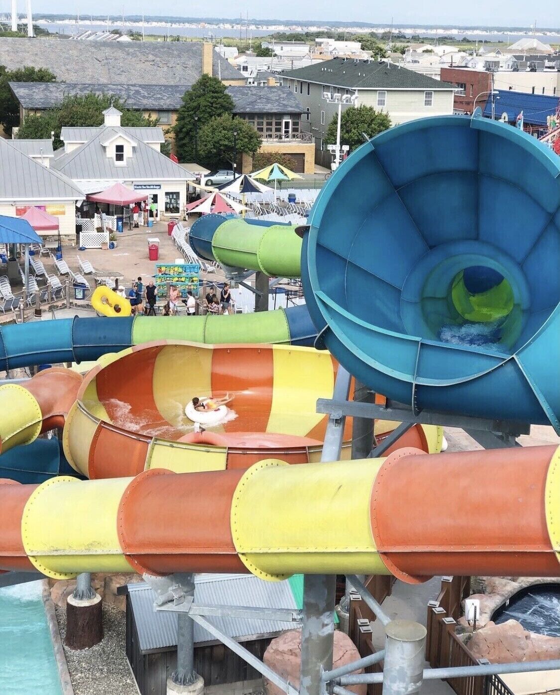 Un parc aquatique doté de plusieurs toboggans et d’un espace piscine.
