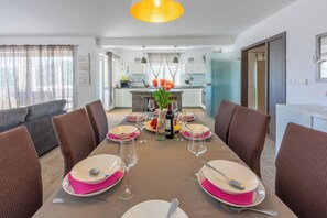 Villa | Privat køkken | Køleskab, mikrobølgeovn, ovn, kogeplade