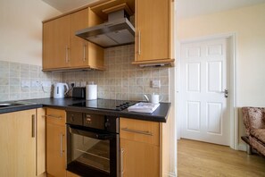 Kylskåp, mikrovågsugn, ugn och spishäll