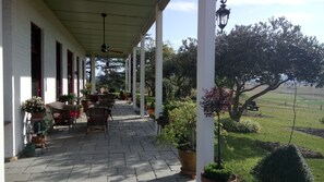 Outdoor dining - Leconfield House, luxury and heritage hotels in Pokolbin Hunter Valley (Leconfield)