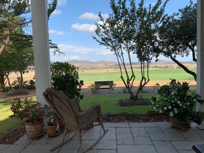 Property grounds - Leconfield House, luxury and heritage hotels in Pokolbin Hunter Valley (Leconfield)