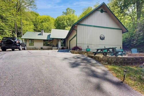 Single-story home in the woods with game room and gas fireplace