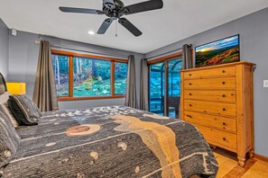 4 bedrooms, iron/ironing board, internet, bed sheets