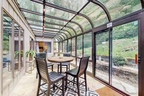 Outdoor dining - Single-story home in the woods with game room and gas fireplace (Sugar Mountain)