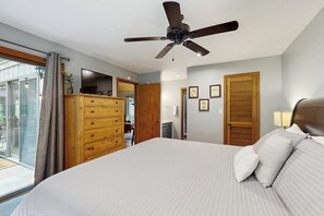 4 bedrooms, iron/ironing board, Internet, bed sheets - Single-story home in the woods with game room and gas fireplace (Sugar Mountain)