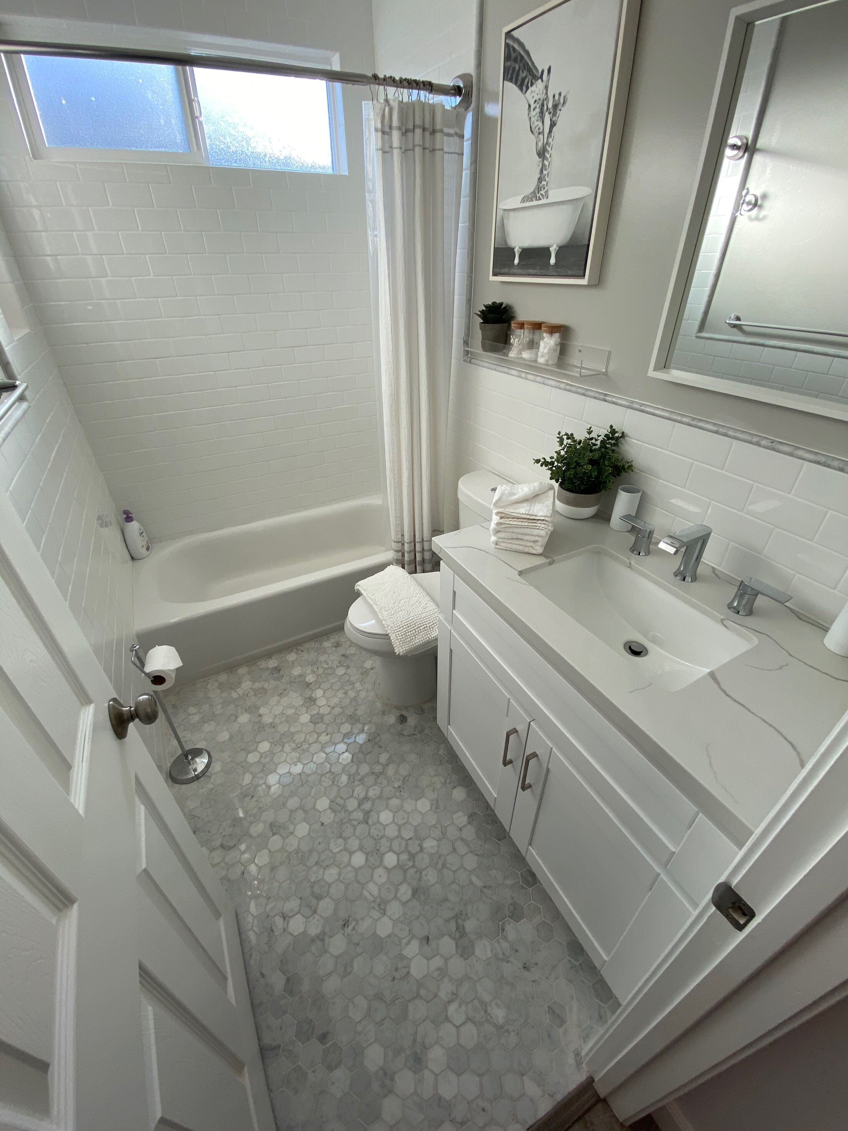 *Cali King Bed * Bright Natural Light * Tall Ceilings * Full Kitchen * Balcony