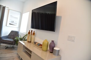 Interior - *Cali King Bed * Bright Natural Light * Tall Ceilings * Full Kitchen * Balcony (San Diego)