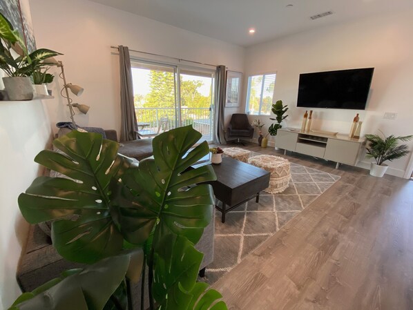 Smart TV - *Cali King Bed * Bright Natural Light * Tall Ceilings * Full Kitchen * Balcony (San Diego)