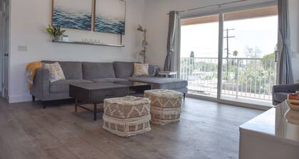 *Cali King Bed * Bright Natural Light * Tall Ceilings * Full Kitchen * Balcony