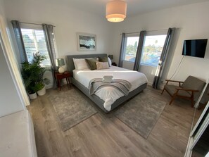 3 bedrooms, iron/ironing board, free WiFi, bed sheets - *Cali King Bed * Bright Natural Light * Tall Ceilings * Full Kitchen * Balcony (San Diego)