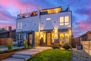 Exterior - Roof Top Patio, Hot Tub, & Minutes from Downtown! (Denver)