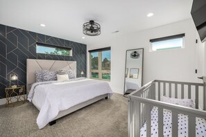 4 bedrooms, desk, WiFi, bed sheets