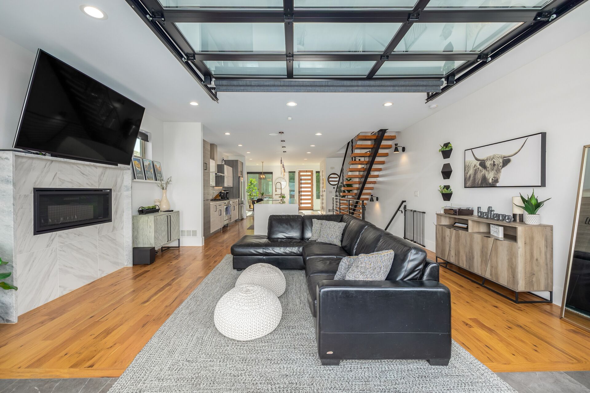 Smart-TV, peis, stereoanlegg og kontorer