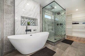 Ensemble baignoire-douche, séchoir à cheveux, serviettes fournies