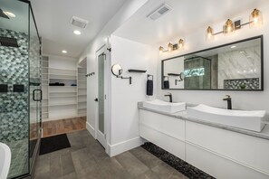 Combined shower/bathtub, hair dryer, towels, toilet paper - Roof Top Patio, Hot Tub, & Minutes from Downtown! (Denver)