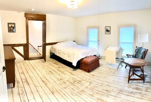 6 bedrooms, desk, iron/ironing board, free WiFi