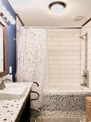 Ducha y bañera combinadas, bañera de hidromasaje y secador de pelo