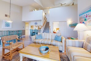 TV, caminetto, lettore DVD, libri