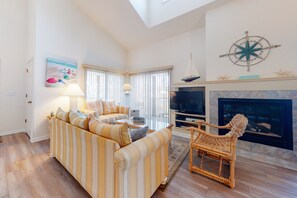 TV, caminetto, lettore DVD, libri