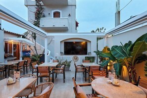 Outdoor dining - Malia Studios and Apartments (Hersonissos)