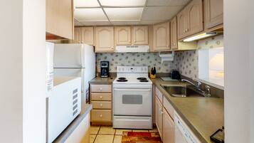 Køleskab, mikrobølgeovn, ovn, kogeplade