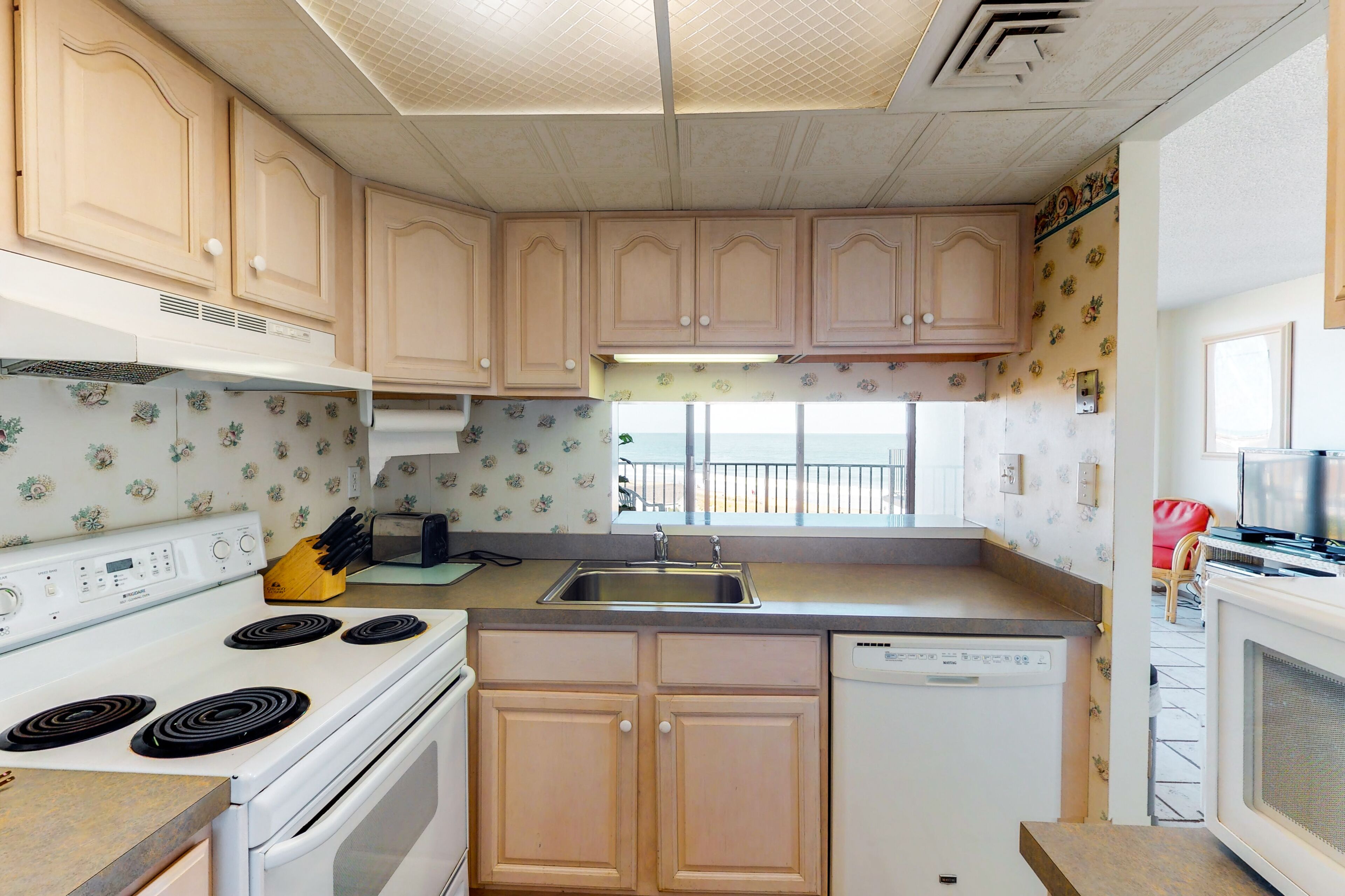 Sea Colony 6th floor condo w/ shared gym, basketball court - partial ocean view!