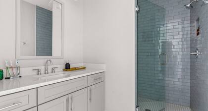 Duke9 ~ Private Penthouse Rooftop ~ Newly Redesigned Interior ~ 8 Min to Downtown and Broadway