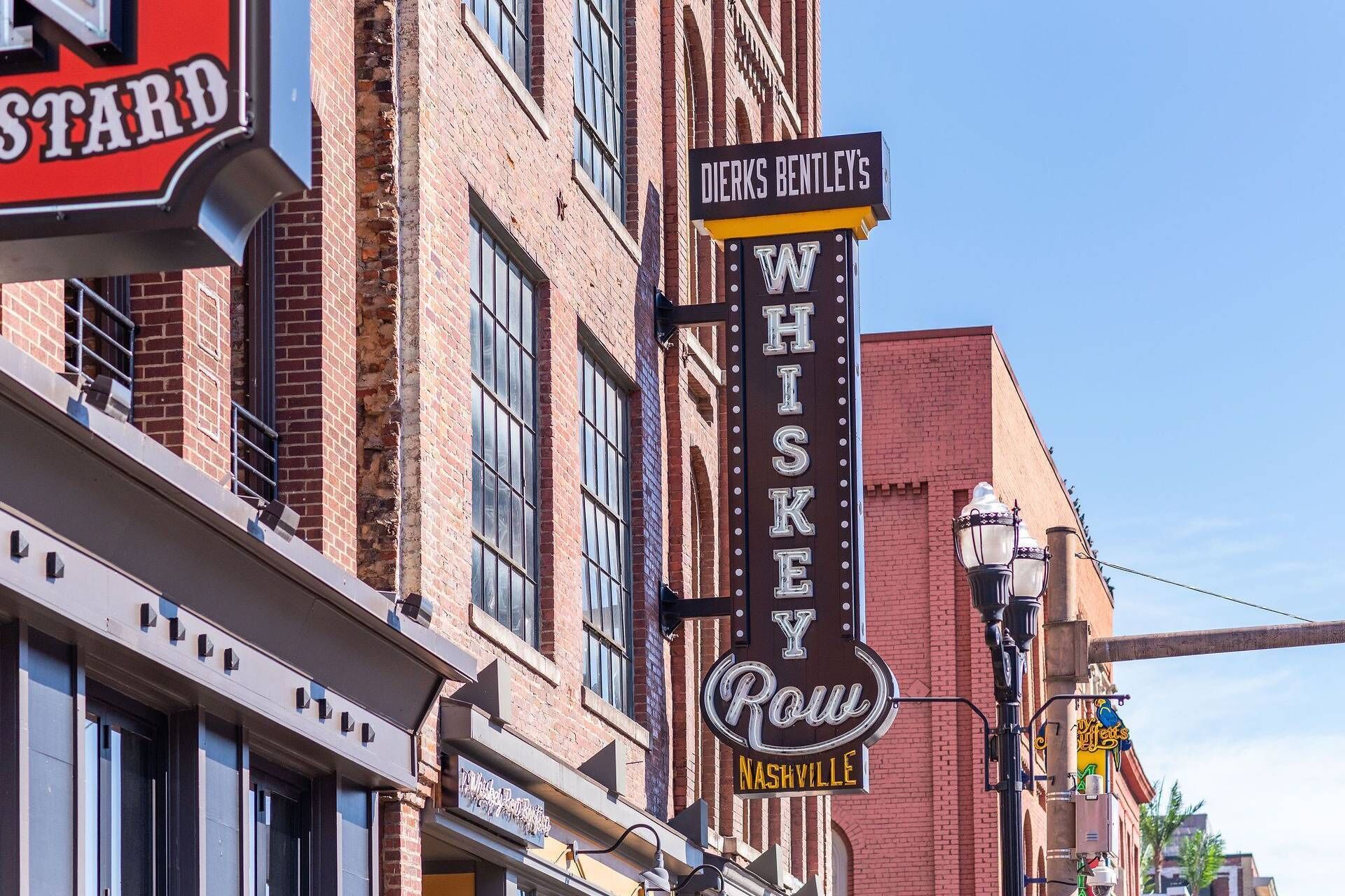 Vista de la calle con un cartel que indica 'Dierks Bentley's' y 'Whiskey Row' en Nashville.