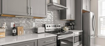 Duke9 ~ Private Penthouse Rooftop ~ Newly Redesigned Interior ~ 8 Min to Downtown and Broadway