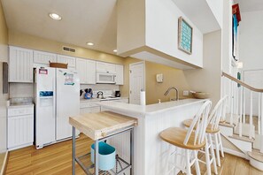 Réfrigérateur, four à micro-ondes, un four, surface de cuisson