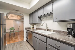 Kylskåp, mikrovågsugn, ugn och spishäll