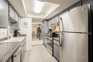 Kylskåp, mikrovågsugn, ugn och spishäll