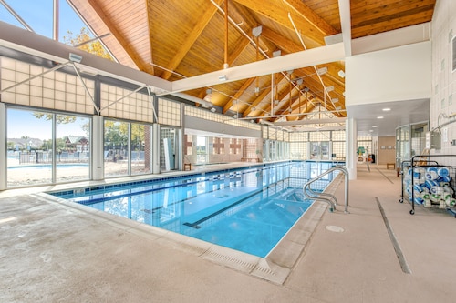 Bear Trap Dunes townhouse w/ pool access, central AC, golf on-site, and more