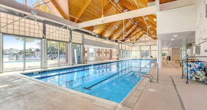 Bear Trap Dunes townhouse w/ pool access, central AC, golf on-site, and more