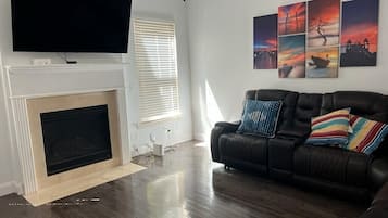 Smart TV, chimenea, videojuegos y reproductor de DVD