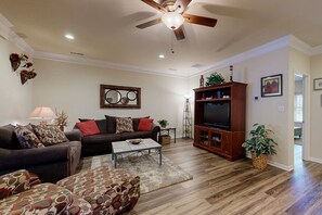 Una televisión, una chimenea, un reproductor de DVD