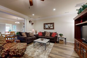 Una televisión, una chimenea, un reproductor de DVD