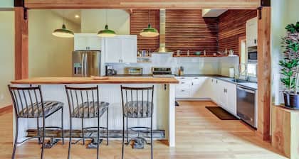 Historic luxe lodge in heart of Cascades