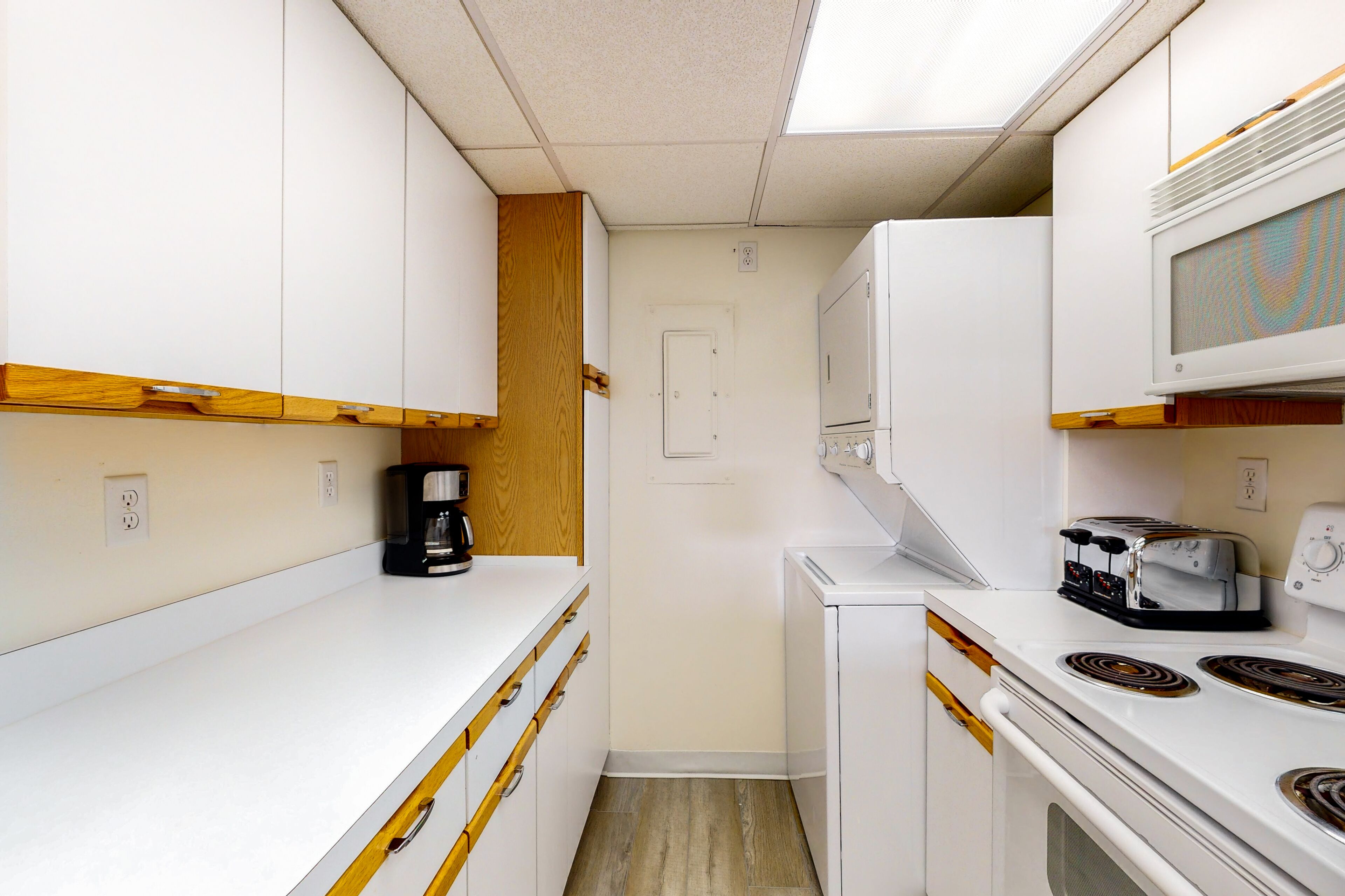 Sea Colony 2nd floor condo with pool, tennis, balcony, washer/dryer, elevator