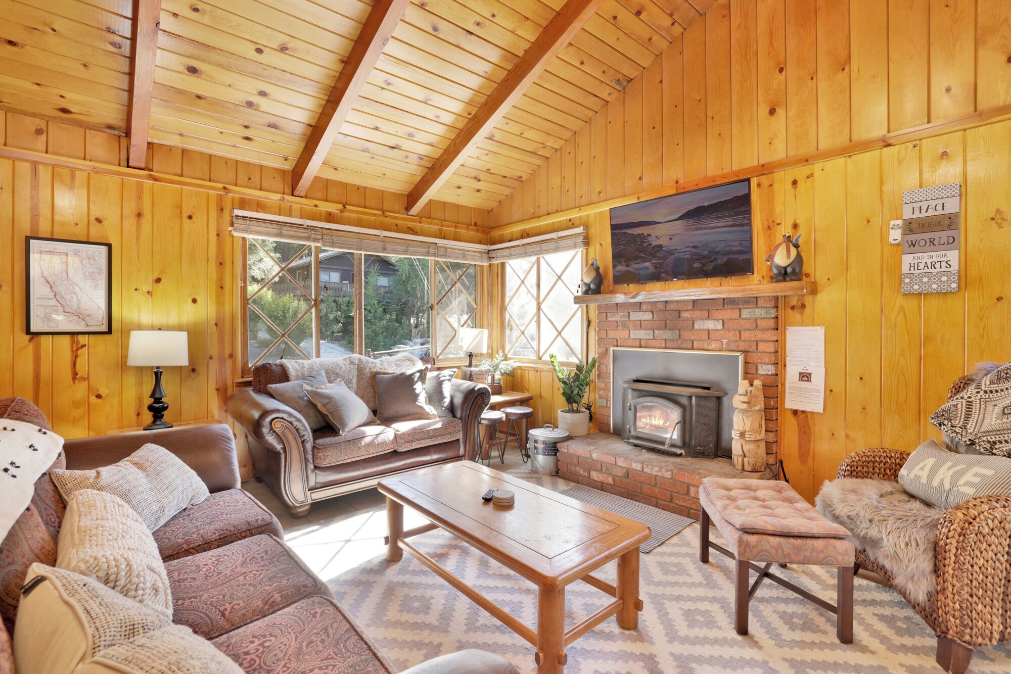 Sunny Bear Cabin- Firepit- Cornhole- Resort Chalet