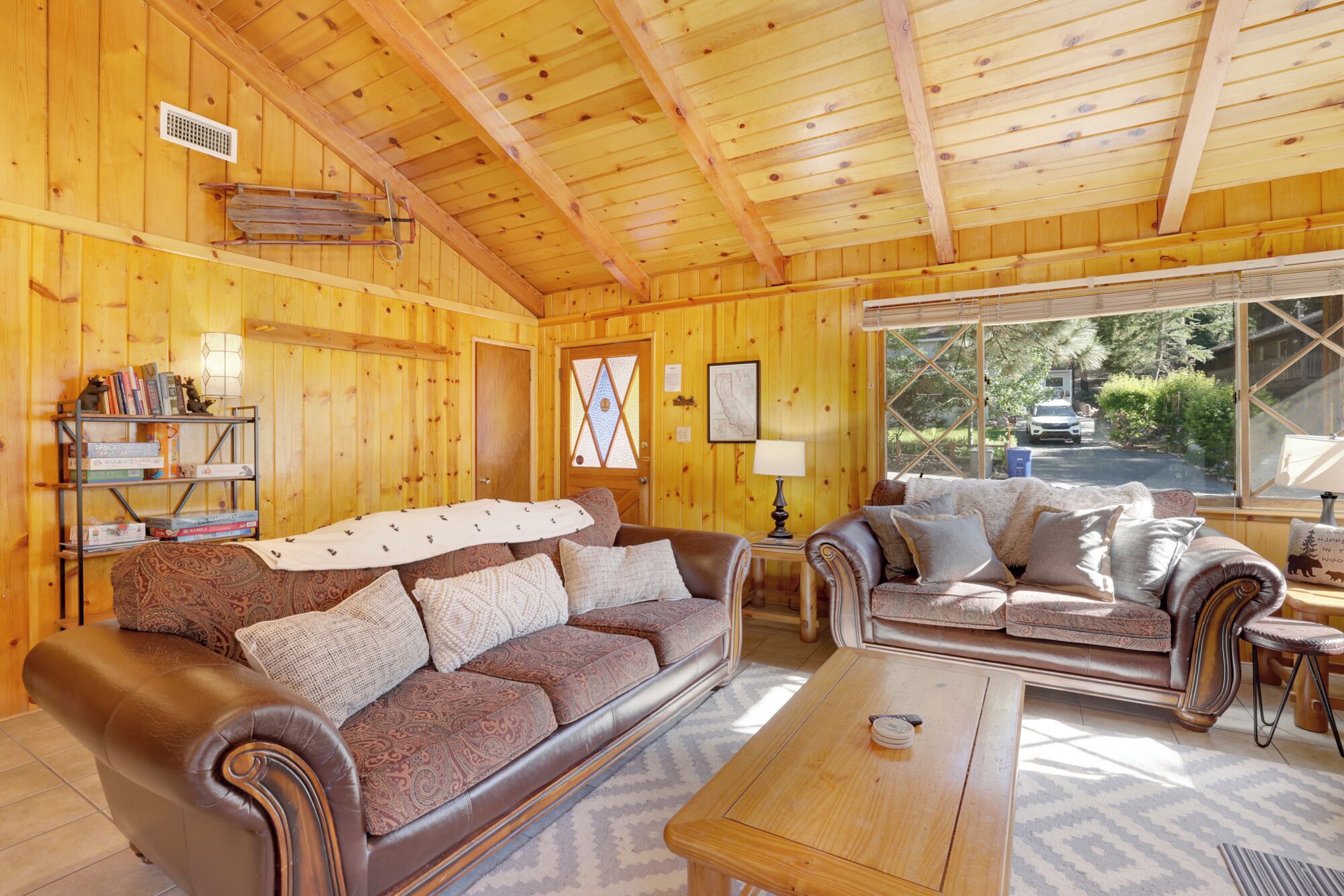 Sunny Bear Cabin- Firepit- Cornhole- Resort Chalet