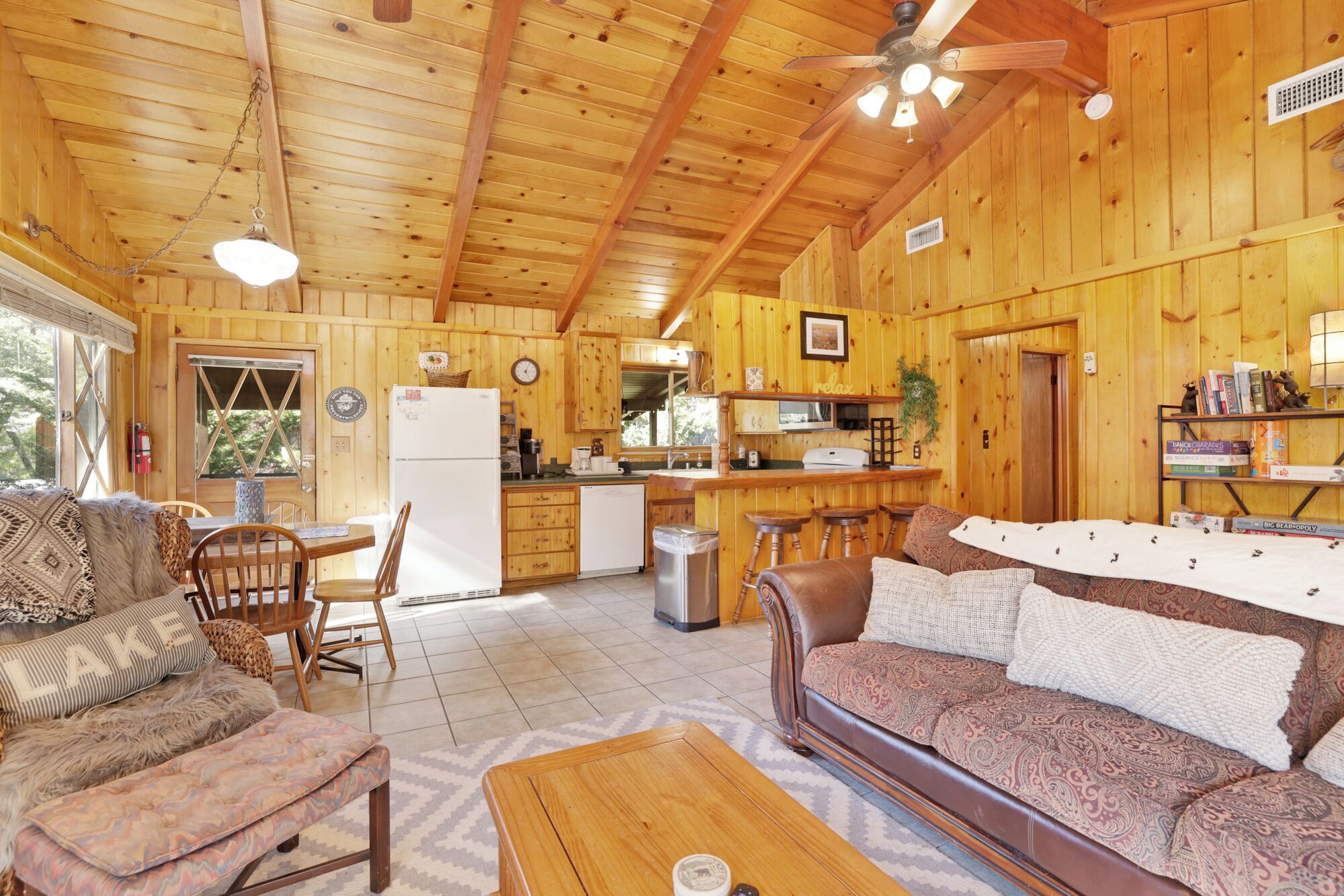 Sunny Bear Cabin- Firepit- Cornhole- Resort Chalet